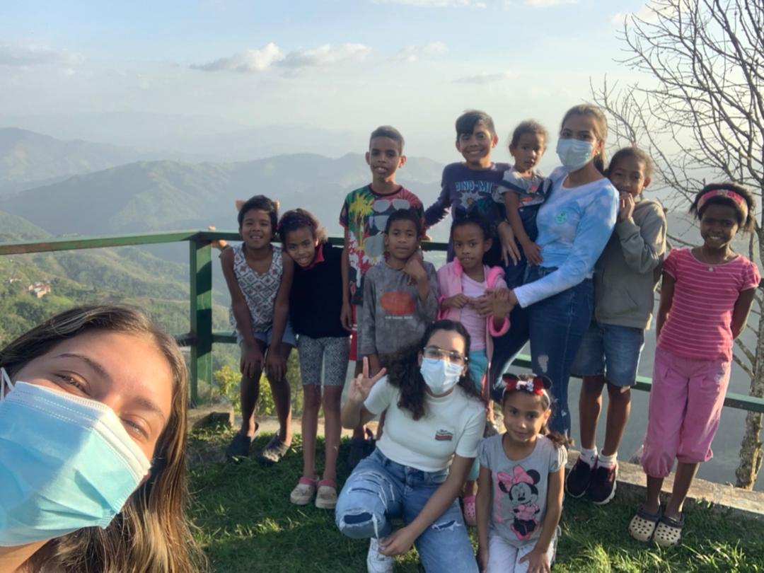 Niños posando para una tomarse una fotografía